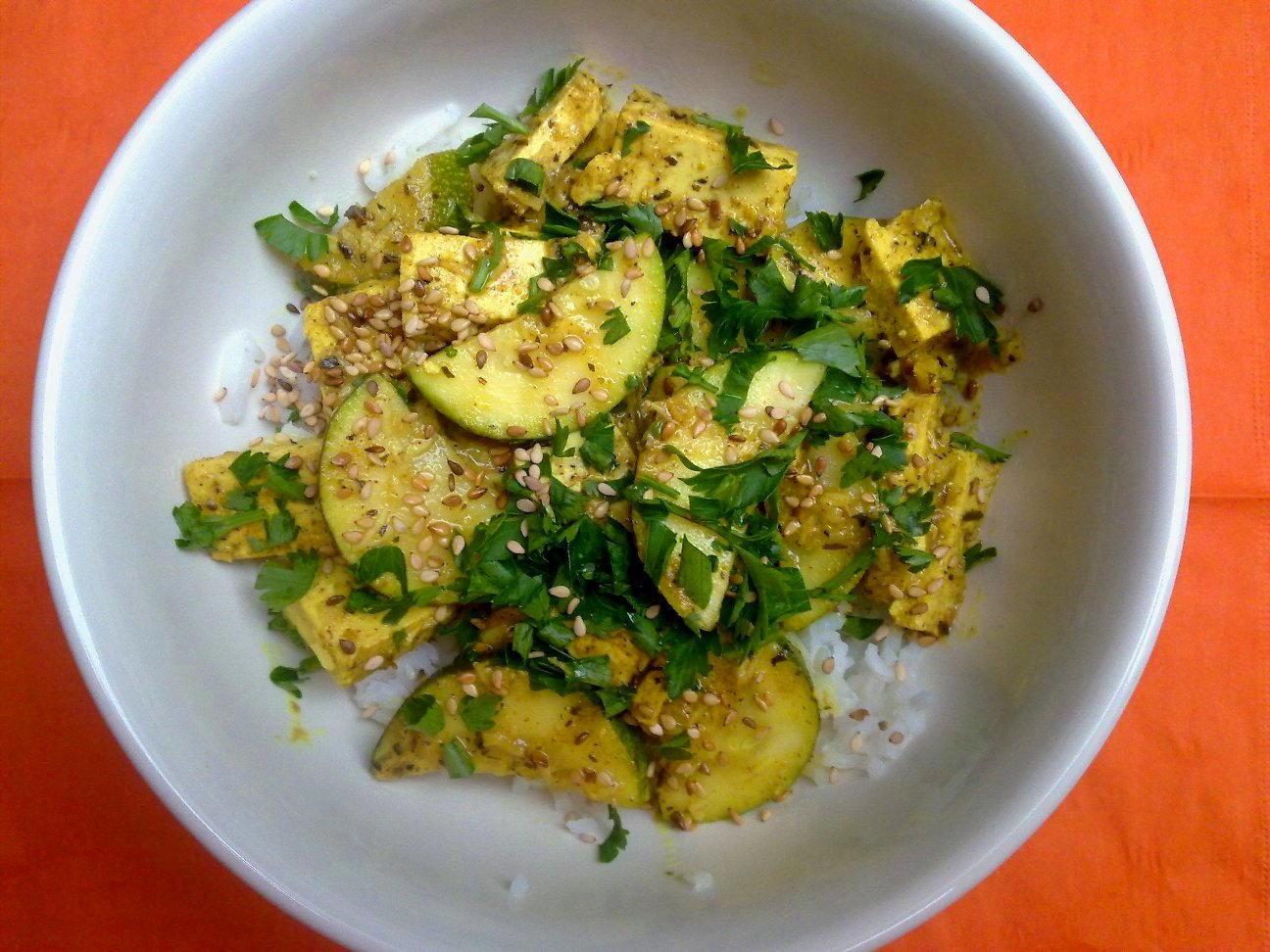 AROMATYCZNE TOFU Z CUKINIĄ, w kokosowym mleku